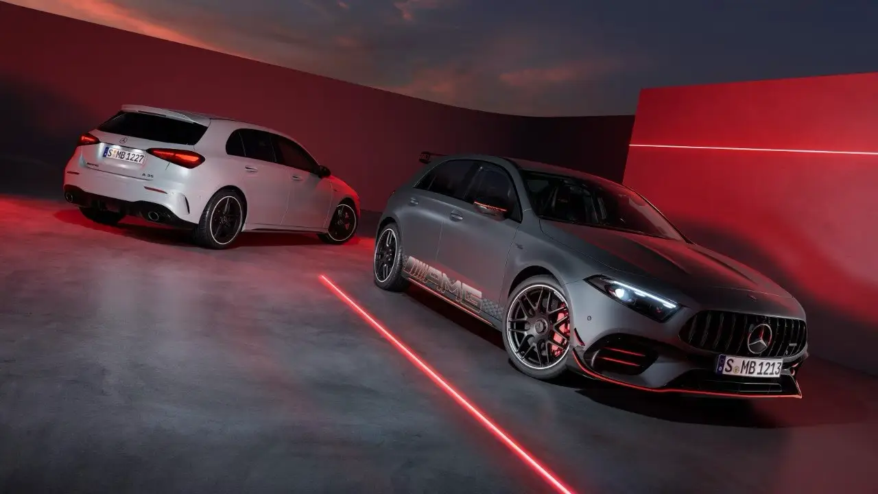 Mercedes Benz Classe A compact vue de deux modèles dans une lumière rouge